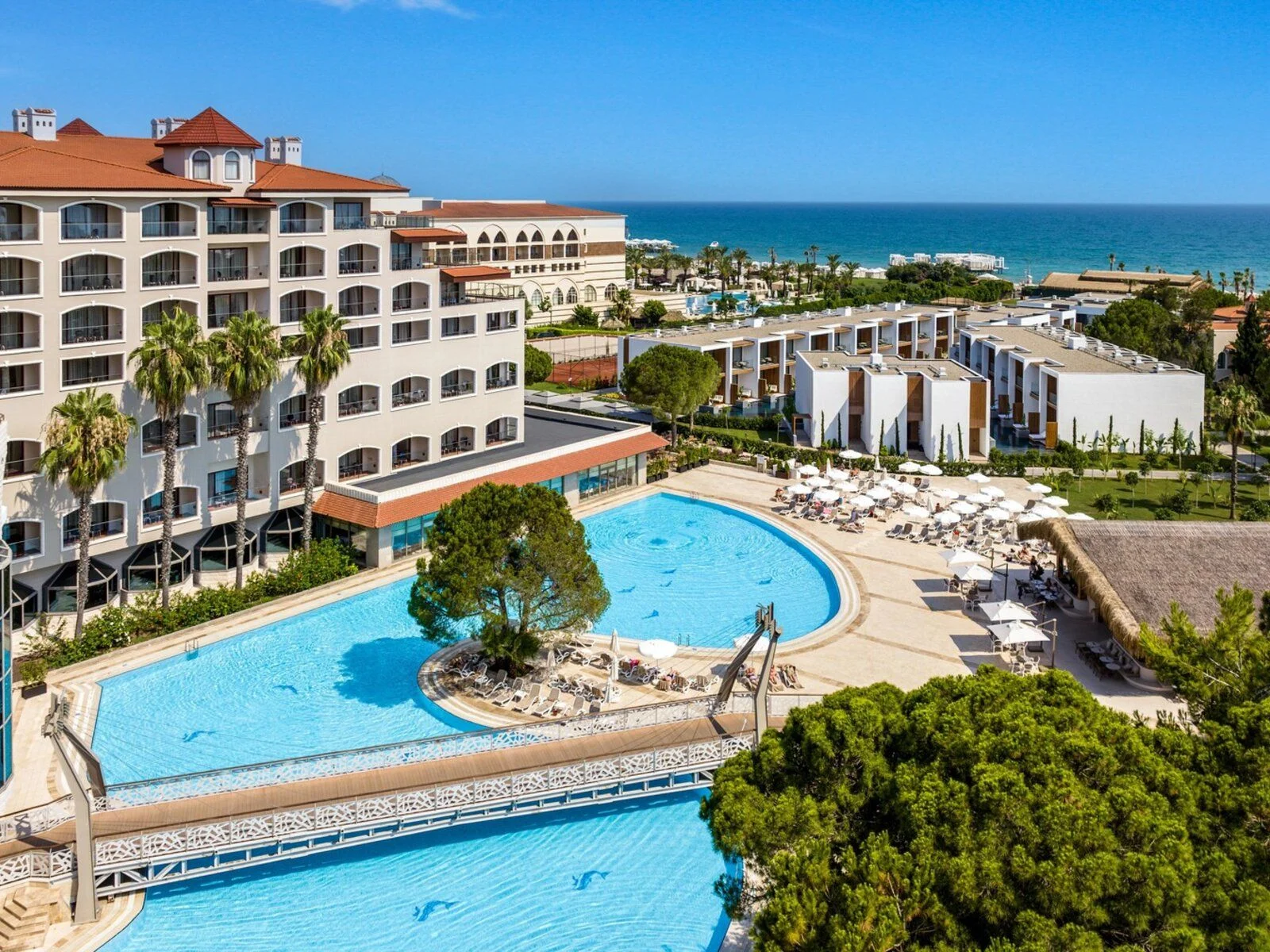 Hotelanlage mit Pool und Meerblick