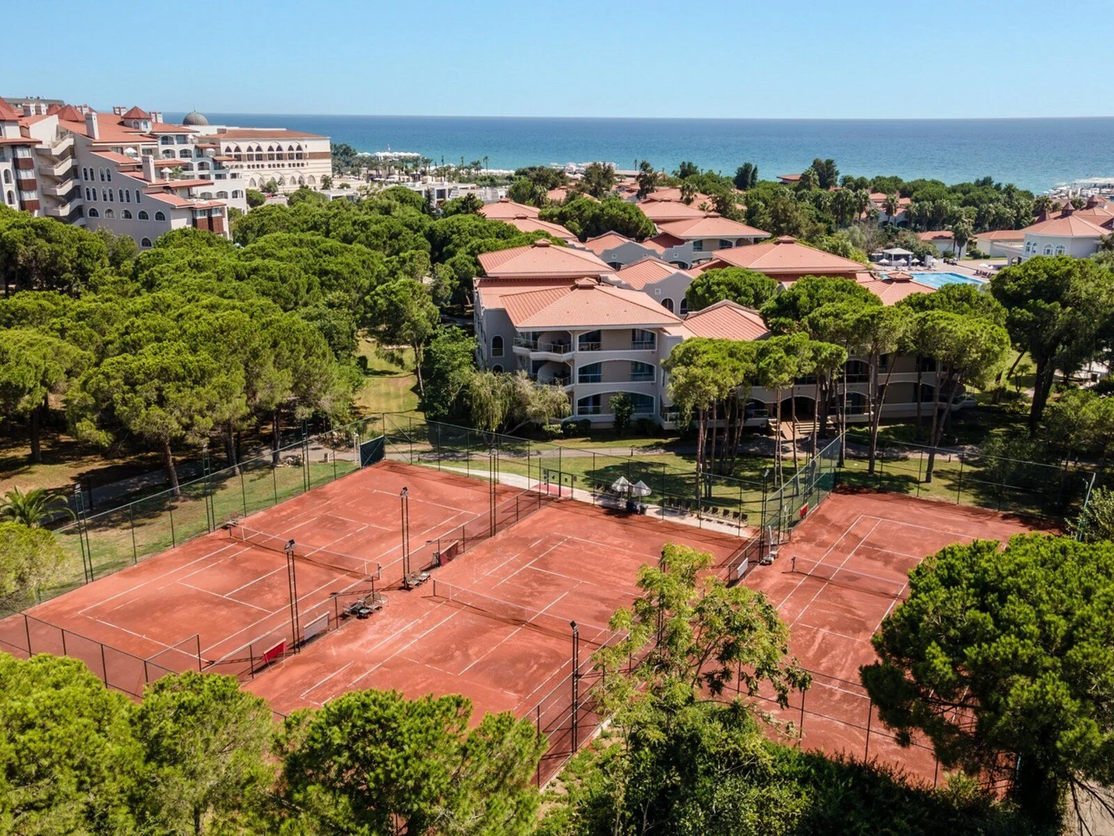 Tennisplätze mit Meerblick