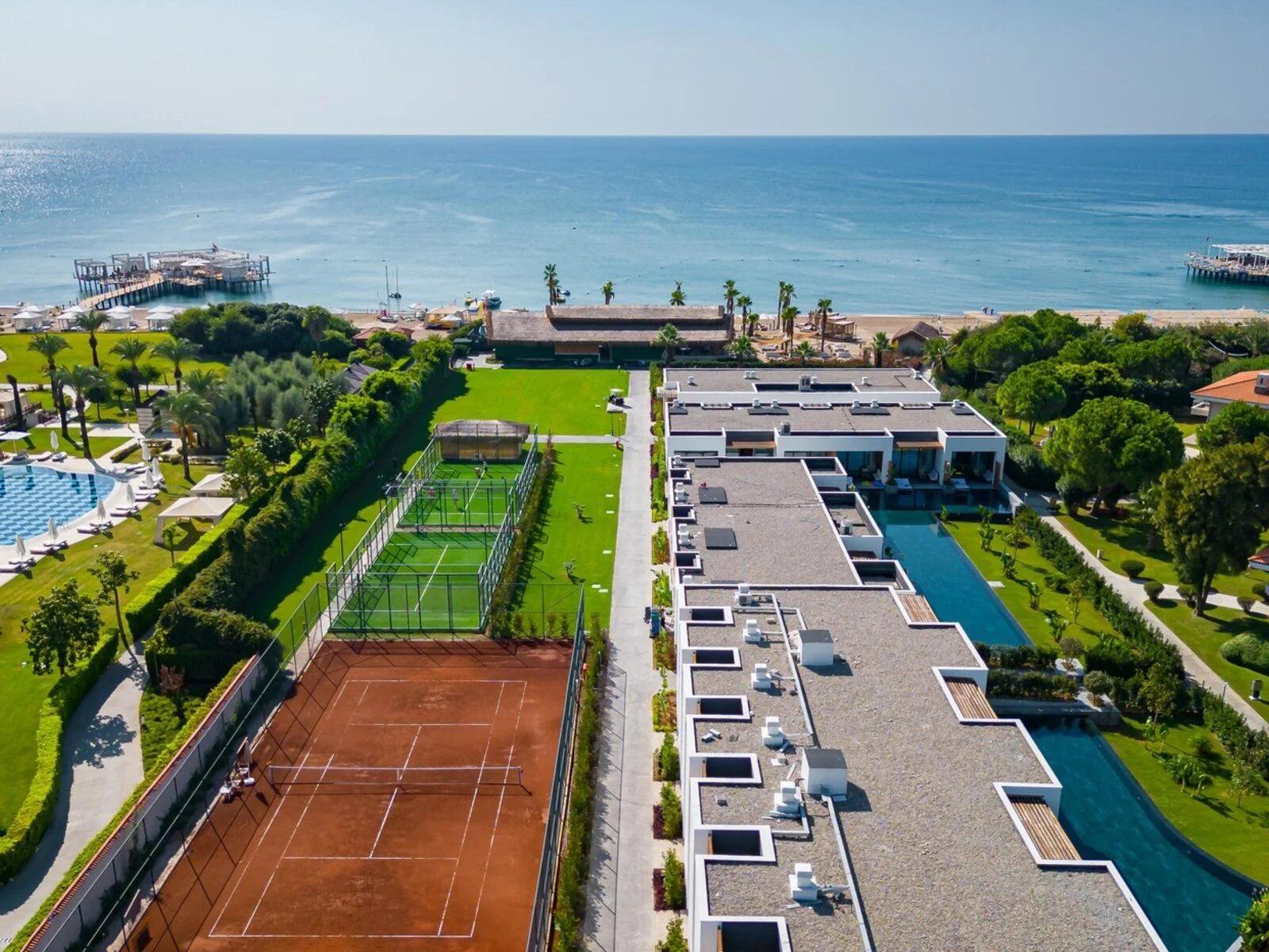 Tennisanlage und Resort am Meer